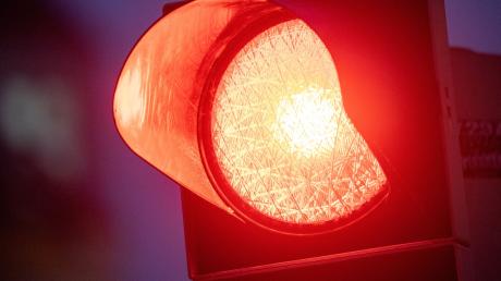 Eine rote Ampel hat ein 53-jähriger Autofahrer am Mittwoch auf der B300 auf Höhe der Bahnhofstraße in Gessertshausen zu spät bemerkt.