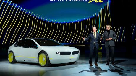 Gary Shapiro (l), Präsident und Chief Executive Officer der Consumer Technology Association, steht mit Oliver Zipse, Vorsitzender des Vorstands der BMW AG, bei der Vorstellung des BMW I Vision Dee bei der Technikmesse CES 2023 auf der Bühne.