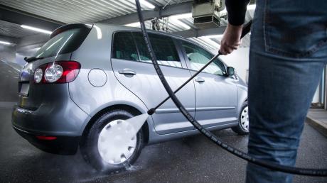 Ob man sein Auto in Deutschland am Sonntag waschen darf, ist von Bundesland zu Bundesland unterschiedlich geregelt.