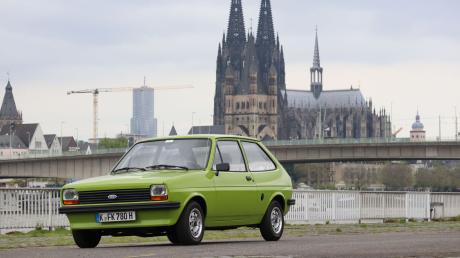 Fast ein Wahrzeichen wie der Dom: ein Ford Fiesta vor Kölner Kulisse.