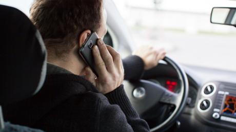 Weil er während der Autofahrt sein Handy am Ohr hatte, hat die Polizei einen 44-Jährigen in Burgau angehalten.