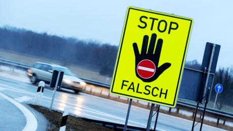Wer falsch auf die Autobahn fährt, bringt sich und andere in Lebensgefahr. An manchen Auffahrten warnen Schilder davor, dass man irrtümlich die falsche Richtung eingeschlagen hat.
