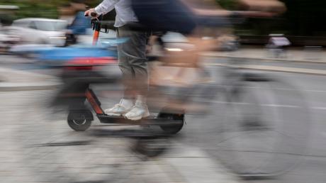 Die Polizei ermittelt nach einem Unfall mit einem E-Scooter in Augsburg.