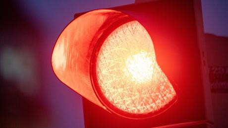 Eine Autofahrerin in Senden hat am Freitag eine rote Ampel übersehen.