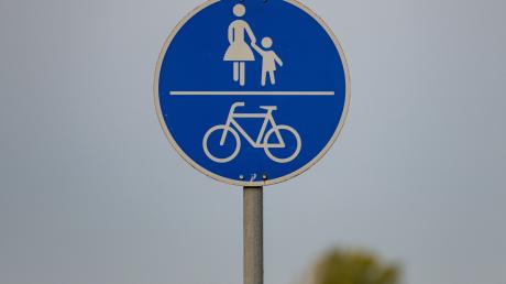 Gestürzt ist ein Zweiradfahrer auf einem Radweg bei Niederraunau.