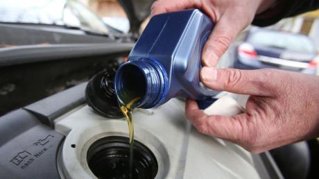Experten empfehlen, dass man alle 15.000 bis 30.000 Kilometer einen Ölwechsel vornehmen lassen sollte.