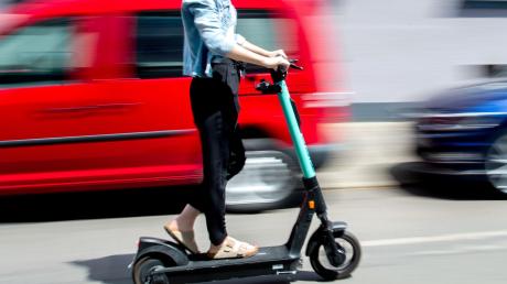 Sogenannte E-Scooter brauchen in Deutschland ein Versicherungskennzeichen. 