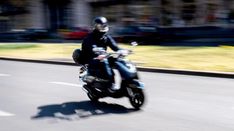 Ein 19-Jähriger war am Montagabend ohne gültige Fahrerlaubnis mit einem Motorroller auf der Ulmer Straße in Illertissen unterwegs.