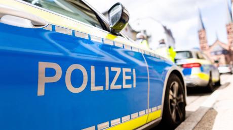 Die Polizei in Zusmarshausen hat einen Autofahrer gestoppt, der zu viel Alkohol getrunken hatte.