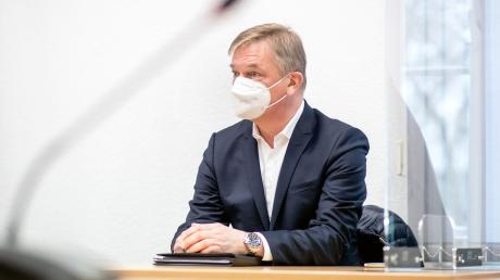 Matthias Brückmann, Ex-Vorstandsvorsitzender von EWE, sitzt im Landgericht Oldenburg.