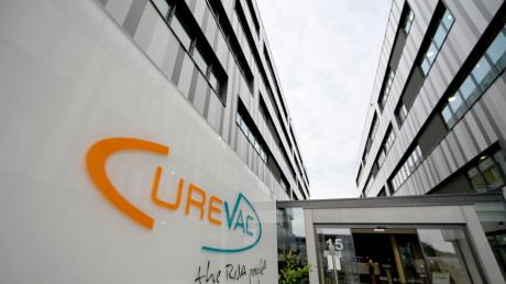 Das Logo des Biotech Unternehmens Curevac steht vor dem Eingang der Firmenzentrale in Tübingen.