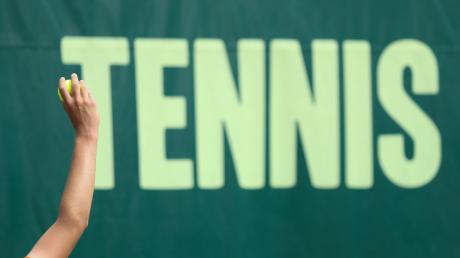 «Tennis» steht bei einem Turnier auf einer Plane.