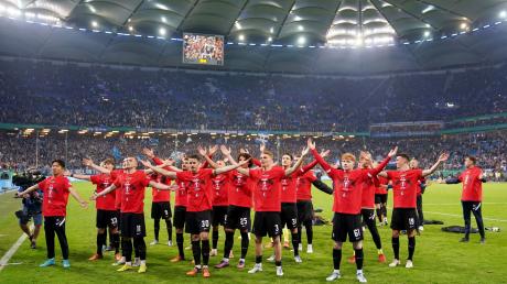 Spieler von Freiburg freuen sich über den Sieg.