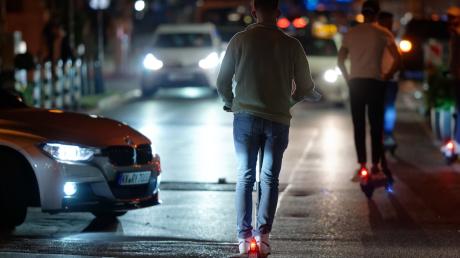 Die Augsburger Polizei hat in der Innenstadt einen E-Scooter-Fahrer angehalten, der unter Drogeneifluss stand.