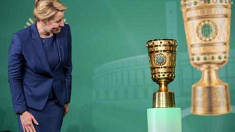 Berlins Regierende Bürgermeisterin Franziska Giffey steht neben dem DFB-Pokal im Roten Rathaus.