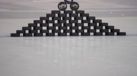 Ein Puck mit dem Logo der Deutschen Eishockey Liga (DEL) liegt auf weiteren Pucks.