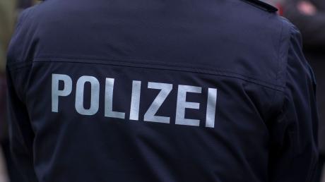Ein 23-jähriger Fahrer wurde in Mönchsdeggingen mit knapp einer Promille von Polizisten angehalten. 