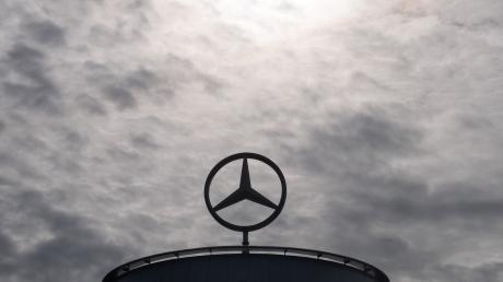Blick auf einen Mercedes-Stern auf einem Showroom.