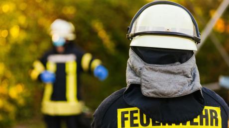 In Weichenried ist am Dienstag in einer Werkstatt ein Feuer ausgebrochen. Ein Mann wurde verletzt, als er versuchte, den Brand zu löschen.