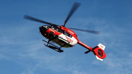 Ein Hubschrauber hat einen Motorradfahrer bei Ederheim ins Krankenhaus gebracht.