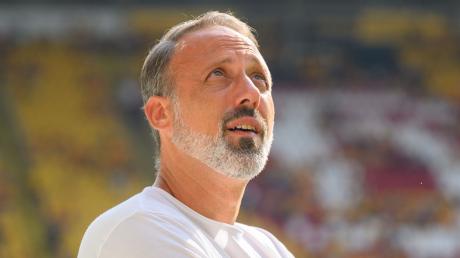 Stuttgarts Trainer Pellegrino Matarazzo steht am Spielfeldrand.