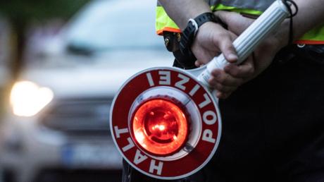 Ein Polizist hält bei einer Verkehrskontrolle eine Winkerkelle in der Hand. In Megesheim wurde am Samstag ein 54-jähriger Mann kontrolliert. 