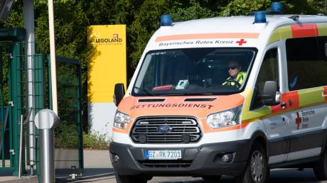 Ein Rettungswagen fährt an der Zufahrt zum Legoland Deutschland vorbei.