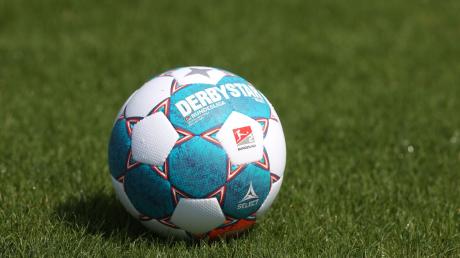 Der Spielball der Saison 2021/2022 der 2. Bundesliga liegt auf dem Rasen.