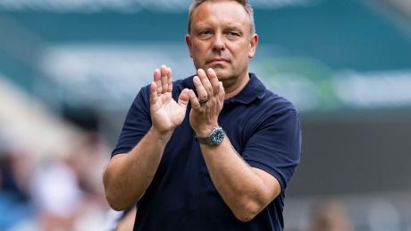 Hoffenheims Trainer Andre Breitenreiter gestikuliert an der Seitenlinie.