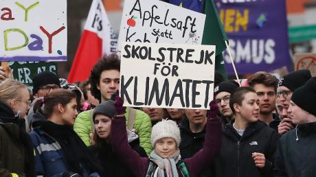 Die Klimaaktivistin Greta Thunberg (M) aus Schweden nimmt an einer "Fridays for Future"-Demonstration teil.
