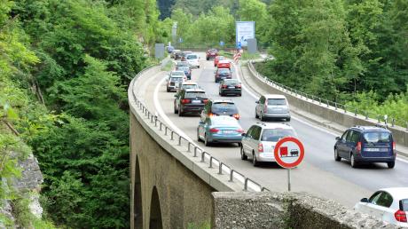 Autos fahren auf der Autobahn München- Stuttgart am Drackensteiner Hang über eine Brücke.