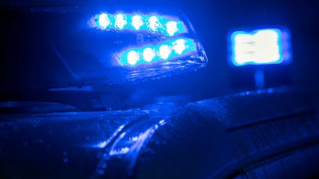Die Polizei rückte mit mehreren Streifenfahrzeugen in der Augsburger Jakobervorstadt an.