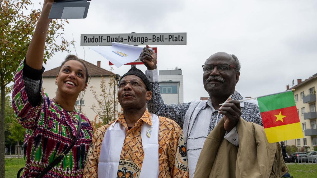#Einweihung: Kämpfer für das Recht: Platz nach Kameruner König benannt