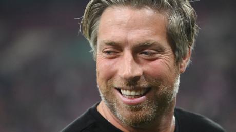 Stuttgarts Interimstrainer Michael Wimmer lacht vor Spielbeginn.