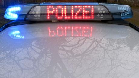 Nach einem Unfall bei Nordendorf sucht die Polizei nach einem Autofahrer. 