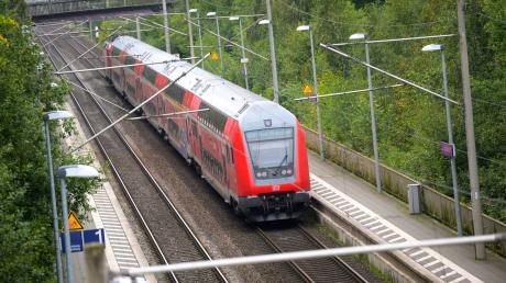 Ein Regionalzug der Deutschen Bahn fährt durch einen Bahnhof.