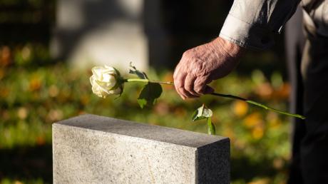 Zum Volkstrauertag werden oftmals Kränze und Blumen zu Ehren der Kriegsopfer niedergelegt.