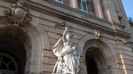 Vor dem Justizgebäude in Ulm steht eine Statur der römischen Göttin Justitia.