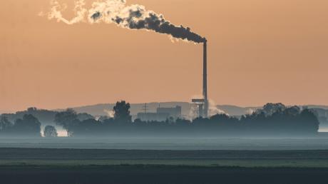 Dampf steigt aus dem Schornstein der Zuckerfabrik von Südzucker auf.
