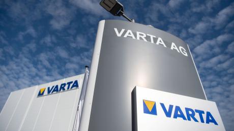 Das Varta-Logo ist an einem Werk der Varta AG zu sehen.