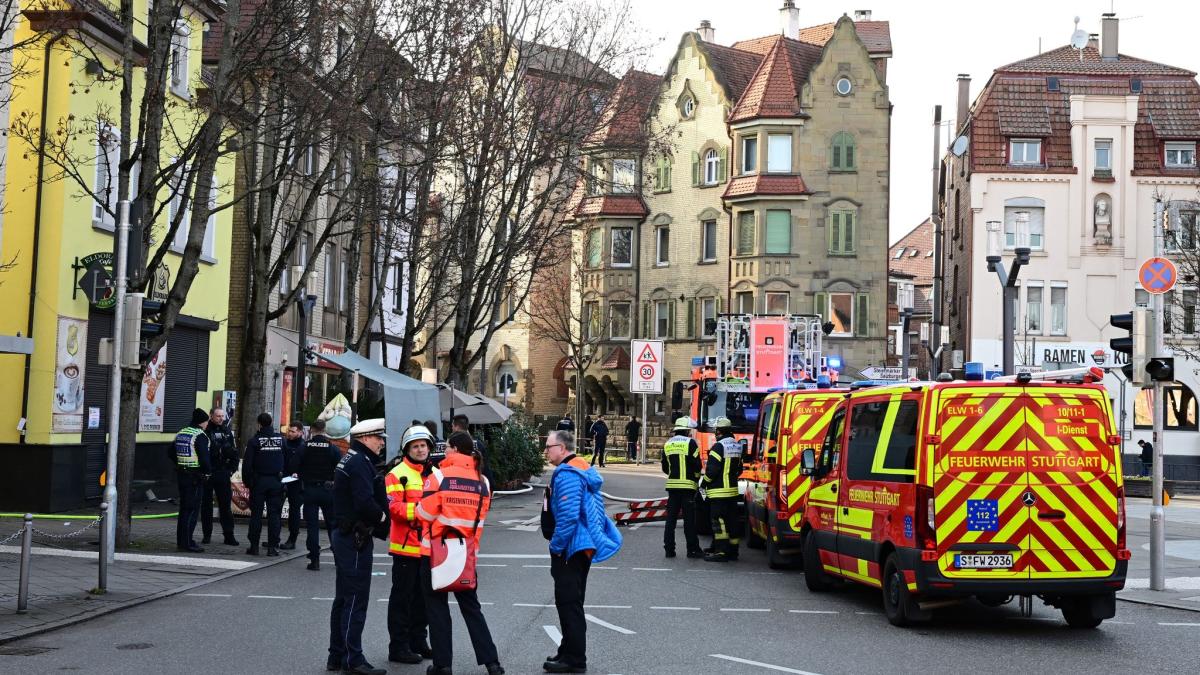 #Stuttgart: Mann mit Messern vor brennendem Haus: Zwei Menschen sterben