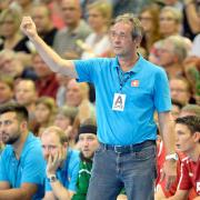 Der Schweizer Handball-Nationaltrainer Rolf Brack gestikuliert am 20.09.2014 in Göppingen während dem Spiel Deutschland - Schweiz.
