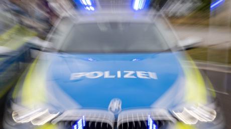 Die Polizei bittet um Zeugenhinweise: Hat jemand verdächtige Personen in der Schlossgartenstraße in Nordendorf gesehen?