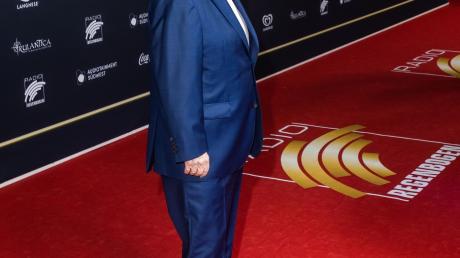 Frank Elstner steht im Vorfeld der Verleihung der Radio Regenbogen Awards auf dem roten Teppich.