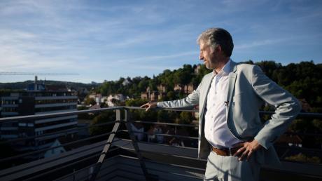 Boris Palmer, Oberbürgermeister von Tübingen, steht nach einer Pressekonferenz auf dem Dach eines Gebäudes.