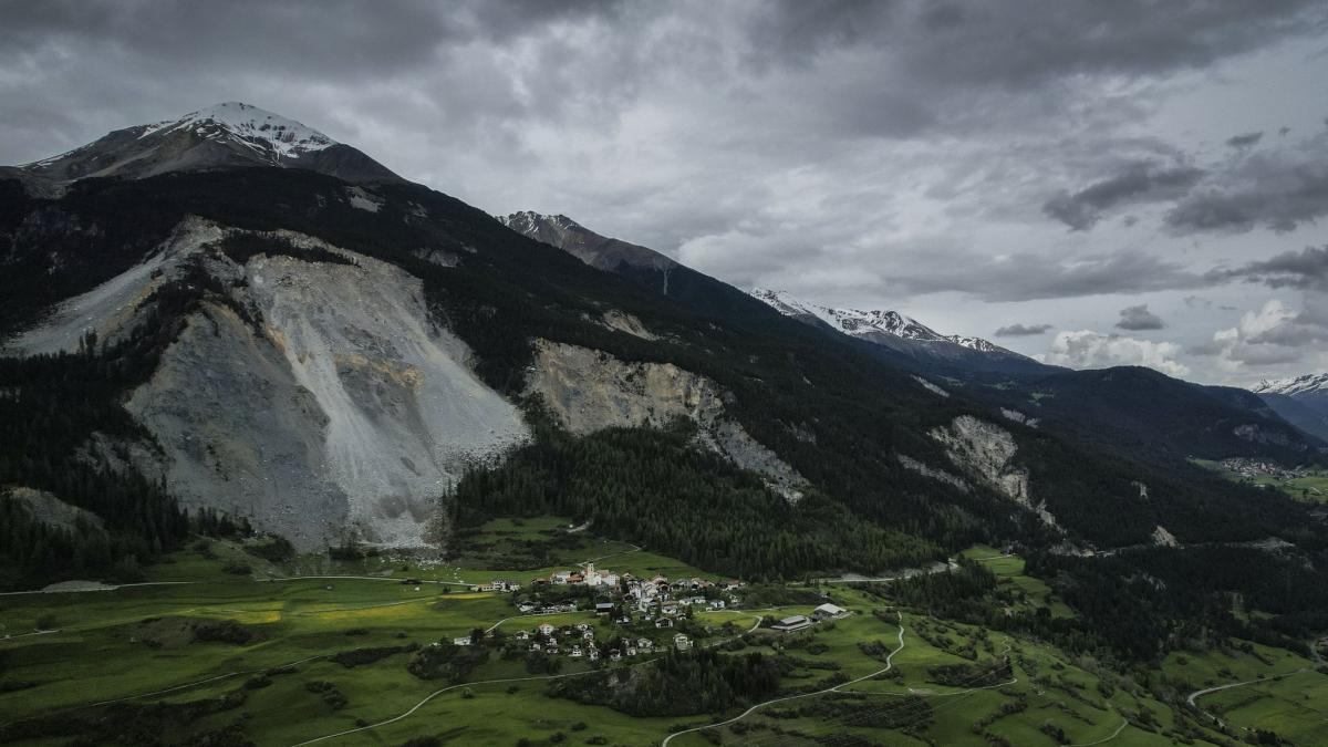 #Schweiz: Felsmassen bedrohen Schweizer Dorf: Bewohner müssen umsiedeln