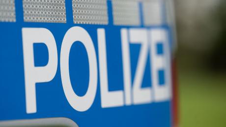 Die Polizei berichtet von einem Unfall auf einem Supermarktparkplatz in Neusäß.