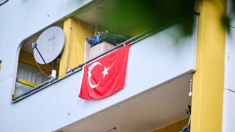 Auf einem Balkon hängt eine türkischen Flagge.