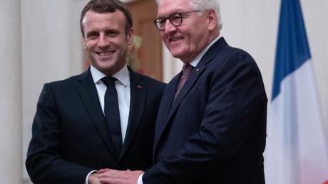 Bundespräsident Frank-Walter Steinmeier begrüßt den Präsidenten von Frankreich, Emmanuel Macron, im Schloss Bellevue.