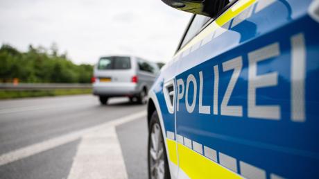 Ein 16-jähriger Rollerfahrer wollte in Karlskron vor der Polizei flüchten. Dabei stieß er gegen den Streifenwagen.
